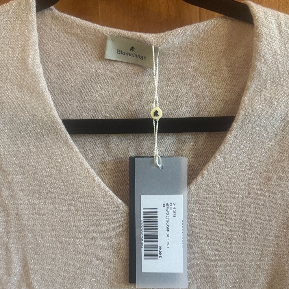 Blumelange Soft V-Neck wool & casmere Sweater in Light Beige